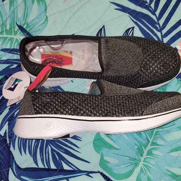 SKECHERS~WOMENS~SIZE 7 BRAND NEW - Picture 3 of 5